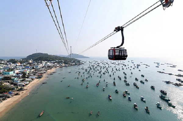 Toàn bộ hệ thống cáp treo có hai nhà ga, 6 trụ cáp, trong đó trụ lớn nhất T4 có chiều cao 174 m. Với thiết kế gồm 69 cabin, mỗi cabin có sức chứa 30 khách, vận hành ở vận tốc tối đa đạt 8,5m/s, cáp treo Hòn Thơm rút ngắn thời gian di chuyển của du khách từ An Thới tới Hòn Thơm xuống còn 15 phút thay vì 30 phút di chuyển bằng cano trên biển. Trên các cabin đều có wifi, hệ thống điện chiếu sáng ban đêm.