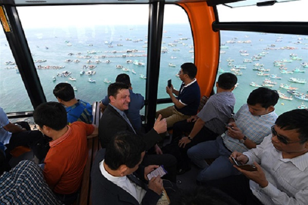 Sử dụng công nghệ cáp treo 3 dây được đánh giá hiện đại và an toàn nhất thế giới hiện nay, cáp treo Hòn Thơm vận hành êm ái, không bị rung lắc, cũng không cần đến hệ thống cứu hộ thông thường. Trường hợp thời tiết xấu, hệ thống sẽ tự động ngưng hoạt động, và phát thông báo cho hành khách biết.