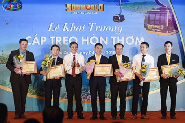 Tại Lễ khai trương, ông Phạm Vũ Hồng, Chủ tịch UBND tỉnh Kiên Giang nói: “Du lịch Phú Quốc những năm qua đã chứng kiến sự thay đổi vượt trội bởi có những tập đoàn lớn, những nhà đầu tư có tầm nhìn. Đặc biệt, những sản phẩm du lịch mới mẻ, hấp dẫn như quần thể vui chơi giải trí biển Sun World Hon Thom Nature Park mà Sun Group đầu tư khai trương hôm nay sẽ là cú hích lớn, đem đến cho đảo Ngọc những luồng khách mới, đa dạng hóa dịch vụ vui chơi giải trí để từ đó tăng thời lượng lưu trú của du khách đến đảo”. Trong ảnh là lãnh đạo Phú Quốc trao băng khen đơn vị có đóng góp cho công trình.