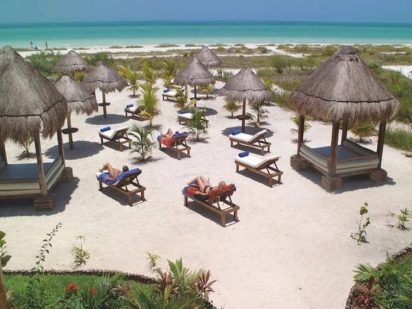 <strong>4. Punta Coco, đảo Holbox, Mexico: </strong>Holbox là một hòn đảo nhỏ tách ra từ đất liền ở bang Quintana Roo, Mexico. Bãi biển trên đảo là lựa chọn lý tưởng cho những du khách “mèo lười”, với vẻ đẹp yên bình, tĩnh lặng và nhiều bãi cát hoang sơ chưa nhiều du khách khám phá. <strong>4. Punta Coco, đảo Holbox, Mexico: </strong>Holbox là một hòn đảo nhỏ tách ra từ đất liền ở bang Quintana Roo, Mexico. Bãi biển trên đảo là lựa chọn lý tưởng cho những du khách “mèo lười”, với vẻ đẹp yên bình, tĩnh lặng và nhiều bãi cát hoang sơ chưa nhiều du khách khám phá.