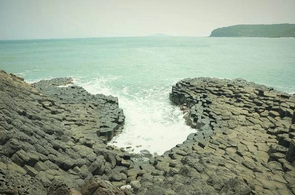 Nhìn từ xa, gành Đá Dĩa như một tổ ong khổng lồ rộng khoảng 50m, dài 200m với những khối đá hình lăng trụ xếp liền nhau được tạo nên bởi quá trình phun trào núi lửa. Nhìn từ xa, gành Đá Dĩa như một tổ ong khổng lồ rộng khoảng 50m, dài 200m với những khối đá hình lăng trụ xếp liền nhau được tạo nên bởi quá trình phun trào núi lửa.