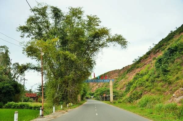 Đặc biệt hơn cả, du khách có thể tìm thấy ở Tuy An những điểm mộc mạc của một vùng đất hiếm có ở VN còn giữ nguyên được chất quê rất thuần khiết... Đặc biệt hơn cả, du khách có thể tìm thấy ở Tuy An những điểm mộc mạc của một vùng đất hiếm có ở VN còn giữ nguyên được chất quê rất thuần khiết...