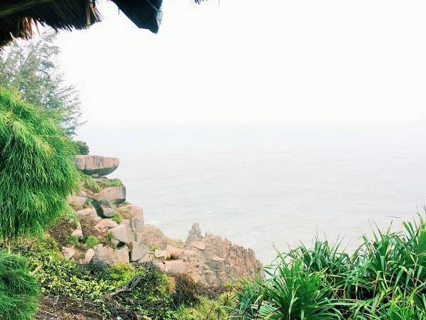 Nếu may mắn, bạn có thể đón ánh bình minh đầu tiên trên đất liền Việt Nam tại mũi Đại Lãnh. Nếu may mắn, bạn có thể đón ánh bình minh đầu tiên trên đất liền Việt Nam tại mũi Đại Lãnh.