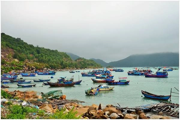 Những ngày mưa, tàu thuyền neo đậu ven vịnh Vũng Rô tạo nên một cảnh sắc hiền hòa cho nơi này. Những ngày mưa, tàu thuyền neo đậu ven vịnh Vũng Rô tạo nên một cảnh sắc hiền hòa cho nơi này.