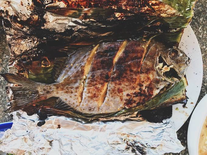 Cá dìa tươi bọc một lớp lá chuối rồi thêm lớp giấy bạc nướng mọi chắc chắn sẽ khiến bạn hài lòng bởi chất lượng đồ biển ở đây không tệ. Một con cá khoảng 0,5 kg giá 130.000 đồng, thịt săn chắc, ngọt dậy mùi thơm khó cưỡng.