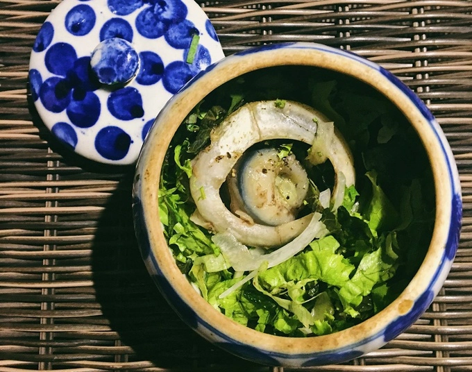 Mắt cá ngừ đại dương - món ăn đặc trưng của vùng biển Phú Yên nằm trong danh sách những món phải thử khi đến đây. Phổ biến nhất là mắt cá ngừ tiềm thuốc bắc ăn khá ngán do mắt cá to lại béo. Nên ăn chung với rau sống để cho đỡ ngấy. Một thố khoảng 40.000 đồng, tùy nơi.