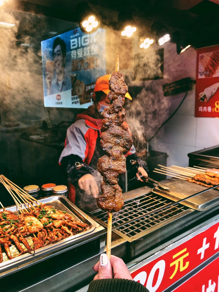 Đồ ăn ở Phượng Hoàng cổ trấn ngon, rẻ và khá cay. Mình thấy trên đường có khá nhiều đồ ăn vặt như xiên nướng, bánh rán... Mùa đông, đến đây để thưởng thức ẩm thực đường phố nóng hổi, cay xè lưỡi sẽ là lựa chọn tuyệt vời cho bạn.