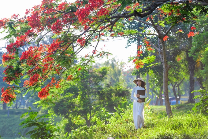 Cô gái tạo dáng nữ sinh tại khu vực bên dòng sông Hương.