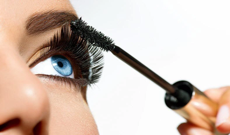 Trong quá trình chăm sóc mắt bạn nên loại bỏ mascara đã sử dụng lâu ngày