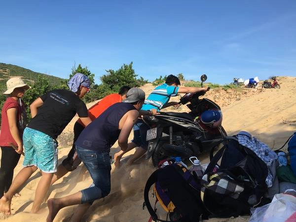Đoạn dốc cát tuy ngắn nhưng rất gian nan. Ảnh: Trang Đỗ