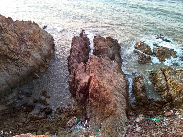 Bàn chân của người khổng lồ. Ảnh: Tiểu Duy