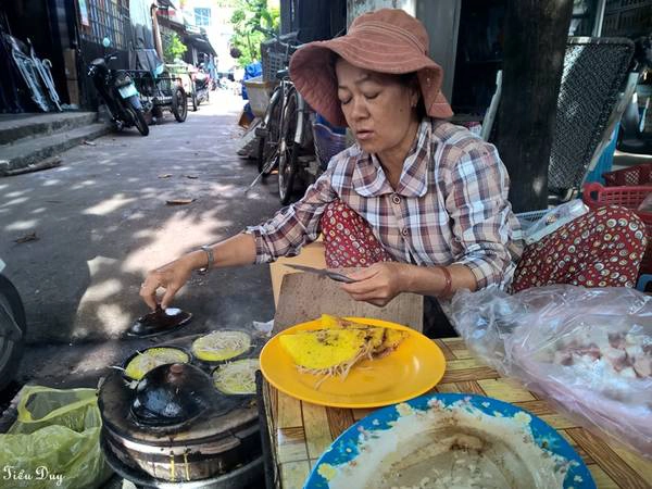 Bánh xèo trong chợ Lagi. Ảnh: Tiểu Duy
