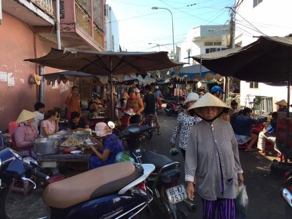 Một góc chợ Lagi. Chợ rất gần khu vực tàu cá tập kết. Bạn nên đến đây vào sáng sớm để chiêm ngưỡng bức tranh lao động nhộn nhịp, cũng như mua hải sản tươi ngon, giá rẻ. Một góc chợ Lagi. Chợ rất gần khu vực tàu cá tập kết. Bạn nên đến đây vào sáng sớm để chiêm ngưỡng bức tranh lao động nhộn nhịp, cũng như mua hải sản tươi ngon, giá rẻ.