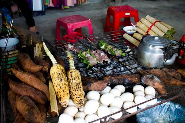  Điểm dừng chân trên đỉnh đèo Ô Quy Hồ, đoàn mình có dịp thưởng thức món cơm lam với xiên thịt heo cải xanh ở đỉnh đèo. Trời khá lanh, tầm 10-13 độ C. Cơm lam dẻo và thơm, còn thịt heo được người dân tộc ướp hạt mắc khén nên ăn rất lạ miệng.