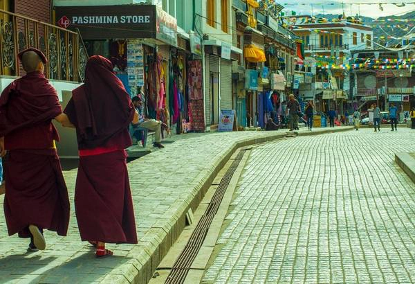 Quận Leh của bang Jammu và Kashmir (Ấn Độ), thủ đô của vương quốc Ladakh xưa, vốn không quá xa lạ đối với cộng đồng xê dịch Việt Nam. Năm nào cũng ít nhất 1-2 đoàn đặt chân đến đây, nhưng chúng tôi tự hào là một trong rất ít đoàn tự đi xe máy vòng quanh Bắc Ấn mà không hề theo một lịch trình cố định hay tour nào.