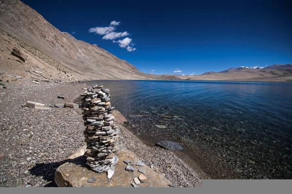 Có nhiều sự tích về ý nghĩa những phiến đá xếp chồng lên nhau như thế này ở Himalaya .