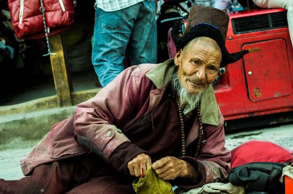 Thời gian tốt nhất để đến Ladakh là mùa hè, giữa tháng 6 và tháng 10. Lúc này nhiệt độ dao động khoảng 16-30 độ C. Từ tháng 11, tuyết rơi dày và nhiệt độ có thể giảm tới âm 35 độ C.