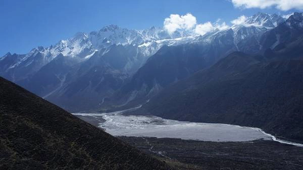 Xung quanh làng là những dãy núi cao nổi tiếng như Langtang Ji, Langtang Lirung, Tsego Ri… phủ đầy tuyết trắng. Từ đây, các du khách ưa mạo hiểm có thể leo tiếp lên đỉnh Cholari cao 5.050 m để ngắm toàn bộ các đỉnh núi tuyết ở Himalaya.