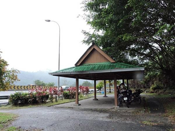 Có thể mắc võng hay trùm túi ngủ tại những nhà trú mưa xe máy ở Malaysia, tiết kiệm rất nhiều chi phí... Có thể mắc võng hay trùm túi ngủ tại những nhà trú mưa xe máy ở Malaysia, tiết kiệm rất nhiều chi phí...