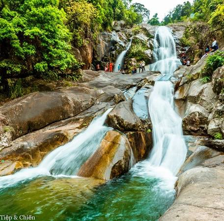 Bình Liêu là một địa điểm còn mới, nên còn khá là hoang sơ. Mùa hè là mùa của những thác Khe Vằn, Khe Tiền, Sông Moóc đầy nước, ruộng bậc thang xanh và mùa lúa vàng gặt tháng 7 và tháng 12… với nhiều loại hoa rừng khoe sắc.