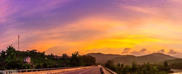 Khi chúng tôi rời thác Khe Vằn, trời đã ngả về chiều, là thời điểm chiêm ngưỡng hoàng hôn của thị trấn miền núi này.
