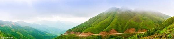 Từ thị trấn Bình Liêu chạy về hướng Hoành Mô trên QL18C khoảng 3-4 km, rẽ phải vào bản Ngàn Chuồng, bạn rẽ phía mốc 68 khoảng 14 km là hướng mốc 1302 và 1305 nổi tiếng.