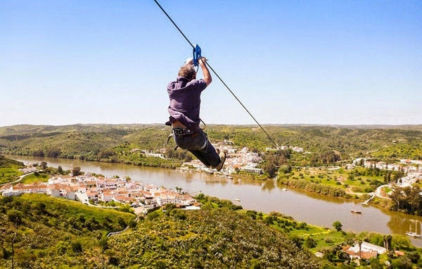 Kiểu đu dây từ quốc gia này sang quốc gia khác làm nhiều phượt thủ hứng thú