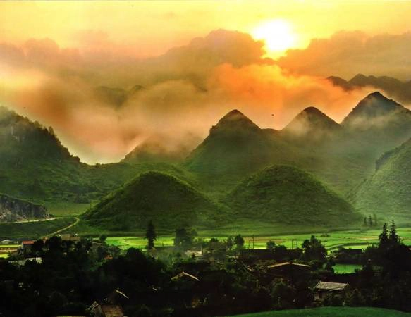 Núi đôi Quản Bạ huyền trong mây chiều. Ảnh: hinhanhdepnhat.net