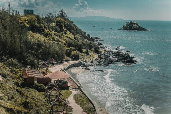 Từ trên đây nhìn xuống, bạn có thể ngắm cảnh biển trời tuyệt đẹp. Phía xa là hòn Bà, nơi có con đường đá xuyên biển chìm ở độ sâu 2 m, chỉ xuất hiện khi thủy triều xuống. Từ trên đây nhìn xuống, bạn có thể ngắm cảnh biển trời tuyệt đẹp. Phía xa là hòn Bà, nơi có con đường đá xuyên biển chìm ở độ sâu 2 m, chỉ xuất hiện khi thủy triều xuống.