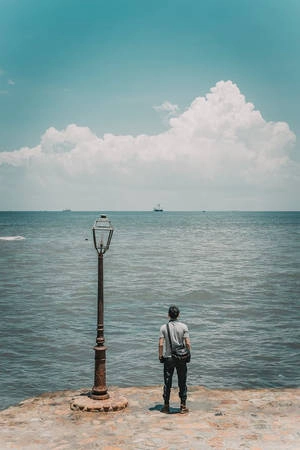 Dừng chân nghỉ lại tại một điểm tuyệt đẹp ven đường, ngắm nhìn biển khơi mênh mang với những con tàu nhỏ xíu phía chân trời... Dừng chân nghỉ lại tại một điểm tuyệt đẹp ven đường, ngắm nhìn biển khơi mênh mang với những con tàu nhỏ xíu phía chân trời...