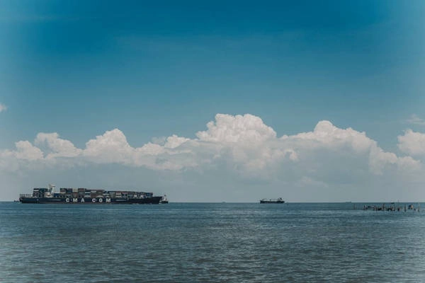 Từng con tàu ra khơi , khuất dần vào đường chân trời phía xa xa, làm lòng người có một chút luyến tiếc, vấn vương. Từng con tàu ra khơi , khuất dần vào đường chân trời phía xa xa, làm lòng người có một chút luyến tiếc, vấn vương.