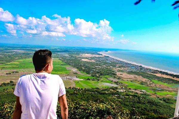 Một thử thách dành cho những bạn thích leo núi là chinh phục đỉnh Châu Long. Từ trên đỉnh núi, bạn có thể phóng tầm nhìn bao quát cả Vũng Tàu. Một thử thách dành cho những bạn thích leo núi là chinh phục đỉnh Châu Long. Từ trên đỉnh núi, bạn có thể phóng tầm nhìn bao quát cả Vũng Tàu.