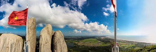 Đỉnh Châu Long nằm trong khu di tích Minh Đạm. Thời gian leo lên xuống tầm 30 phút. Đỉnh Châu Long nằm trong khu di tích Minh Đạm. Thời gian leo lên xuống tầm 30 phút.