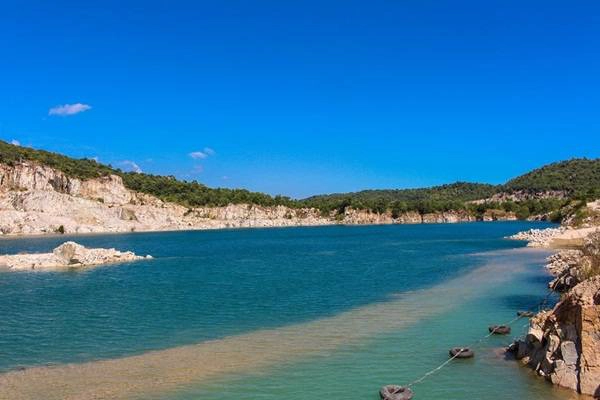 Chạy xe từ hướng Sài Gòn về Vũng Tàu, bạn sẽ gặp một con đường dẫn vào hồ khai thác đá. Bạn có thể tìm địa điểm này trên GPS. Ở đây có 2 hồ, một hồ đang khai thác làm nơi chụp ảnh cưới, hồ còn lại vẫn nguyên vẹn. Chạy xe từ hướng Sài Gòn về Vũng Tàu, bạn sẽ gặp một con đường dẫn vào hồ khai thác đá. Bạn có thể tìm địa điểm này trên GPS. Ở đây có 2 hồ, một hồ đang khai thác làm nơi chụp ảnh cưới, hồ còn lại vẫn nguyên vẹn.