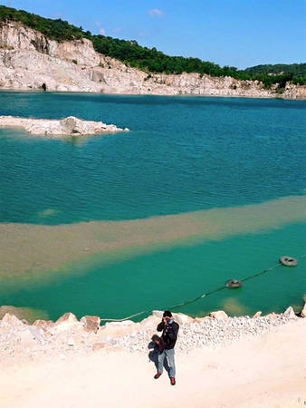 Nước trong veo, cực đẹp và mát mẻ. Lưu ý, ở đây không có biển báo cấm tắm nhưng không nên tắm ở đây vì bên dưới rất sâu, nhiều đá và nguy hiểm. Để bảo vệ sự an toàn của chính mình thì các bạn không nên mạo hiểm. Nước trong veo, cực đẹp và mát mẻ. Lưu ý, ở đây không có biển báo cấm tắm nhưng không nên tắm ở đây vì bên dưới rất sâu, nhiều đá và nguy hiểm. Để bảo vệ sự an toàn của chính mình thì các bạn không nên mạo hiểm.