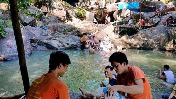 Tại suối đá, bạn nên thuê một chòi nghỉ để ngồi cho thoải mái với nhóm 10 người (100.000 đồng/chòi). Giá đồ ăn nước uống hơi đắt so với bên ngoài do công vác lên núi cao. Rất nhiều người tắm suối ở đây vì nước rất mát, nhưng khi tắm, nên chú ý cẩn thận vì suối có cấu trúc không bằng phẳng, có đá, khúc nông, khúc sâu... dễ hụt chân và va vào đá. Tại suối đá, bạn nên thuê một chòi nghỉ để ngồi cho thoải mái với nhóm 10 người (100.000 đồng/chòi). Giá đồ ăn nước uống hơi đắt so với bên ngoài do công vác lên núi cao. Rất nhiều người tắm suối ở đây vì nước rất mát, nhưng khi tắm, nên chú ý cẩn thận vì suối có cấu trúc không bằng phẳng, có đá, khúc nông, khúc sâu... dễ hụt chân và va vào đá.