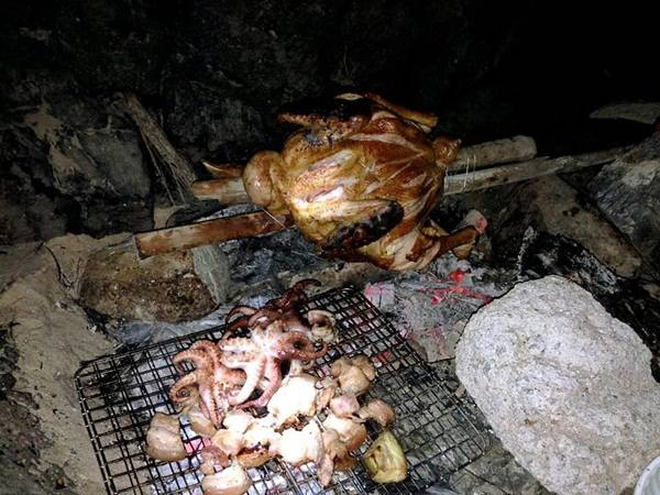 Nên cử một bạn trong nhóm mua đồ ăn mang theo. Vì không có dụng cụ nên bạn có thể tận dụng từ thiên nhiên. Tuy nhiên hãy làm một người văn minh, sau khi ăn uống vui chơi nhớ dọn dẹp sạch sẽ trước khi rời đi. Nên cử một bạn trong nhóm mua đồ ăn mang theo. Vì không có dụng cụ nên bạn có thể tận dụng từ thiên nhiên. Tuy nhiên hãy làm một người văn minh, sau khi ăn uống vui chơi nhớ dọn dẹp sạch sẽ trước khi rời đi.