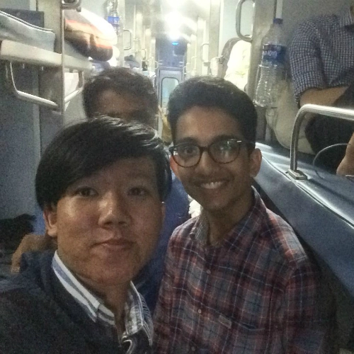 Khoa và cậu bé Manas 15 tuổi (phải) đã nhường chỗ trên tàu từ Agra đến Varanasi. Khoa và cậu bé Manas 15 tuổi (phải) đã nhường chỗ trên tàu từ Agra đến Varanasi.