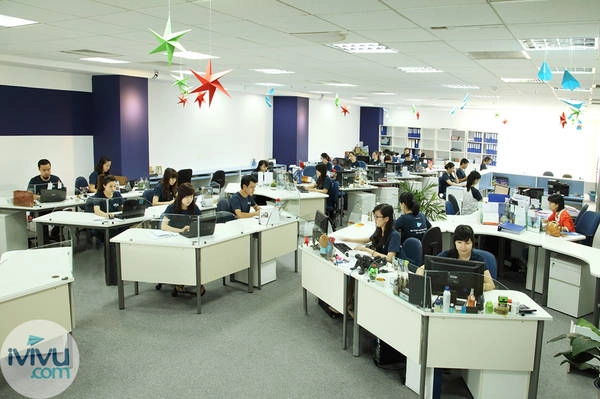 Ngay khi vừa bước vào văn phòng làm việc của iVIVU.com bạn đã có thể bắt gặp đội ngũ những iVIVUer trẻ, xinh đẹp và năng động.
