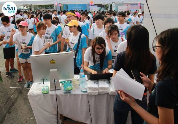 Gian hàng của iVIVU.com lúc nào cũng đông nghịt khách hàng ghé thăm. 