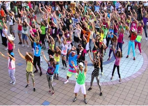 Người tham gia sẽ được khởi động bằng màn flashmob hoành tráng với sự tham gia của hơn 5000 người.