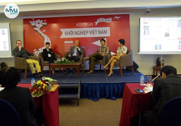 Bà Đỗ Thị Thuý Hằng (ngoài cùng bên phải) tại Hội nghị Khởi nghiệp Việt Nam.