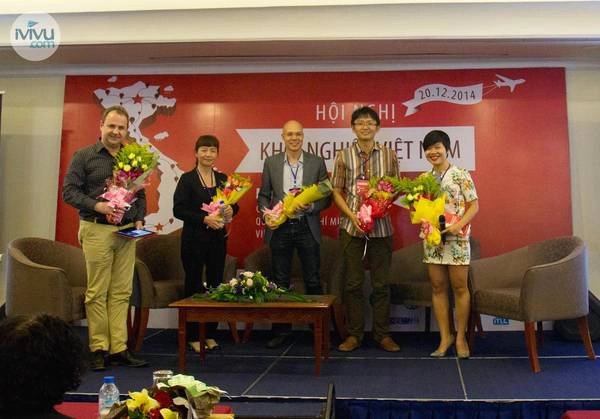 Từ trái qua: Hugh Mason (Đồng sáng lập & Giám đốc Điều hành, Vườn ươm doanh nghiệp: JFDI.asia), Thạch Lê Anh (Sáng lập, Vườn ươm Vietnam Silicon Valley), Christopher Zobrist (Chuyên gia cao cấp, Vườn ươm doanh nghiệp IPP), James Chan (Đồng sáng lập và CEO, Quỹ Đầu tư Silicon Straits) và Đỗ Thị Thuý Hằng (CEO iVIVU.com)
