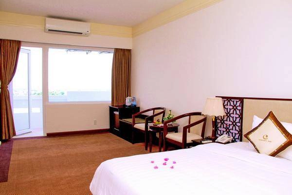 Suite River View tại Khách sạn Century Riverside Huế.