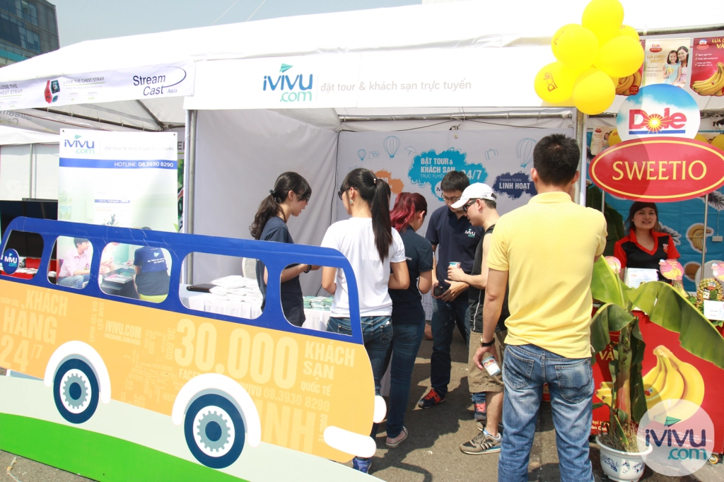 Các khách hàng hào hứng với giải thưởng của iVIVU.com. Các khách hàng rất hào hứng với giải thưởng của iVIVU.com.