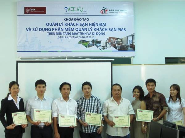 Các học viên ở Daklak nhận chứng chỉ sau khóa học