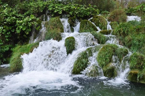 Vườn quốc gia hồ Plitvice nằm giữa Zagreb - thủ đô Croatia và Zadar - thành phố ven biển luôn chan hòa nắng gió. Du khách có thể tự lái xe đến hồ trong khoảng một tiếng hoặc bắt xe buýt trực tiếp từ một trong hai thành phố trên. Plitvice mở cửa quanh năm, từ 7 giờ đến 22 giờ hàng ngày.