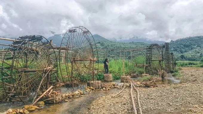 Một bà cụ người địa phương chỉ ngón tay nhăn nheo vào hàng ống tre dẫn nước lên bản, nói: “Ngày xưa ở đây mấy trăm cái, nhưng lũ về cuốn trôi hết rồi, chỉ còn bấy nhiêu thôi”. Đây cũng là nơi chụp ảnh yêu thích của nhiều du khách ngang qua.