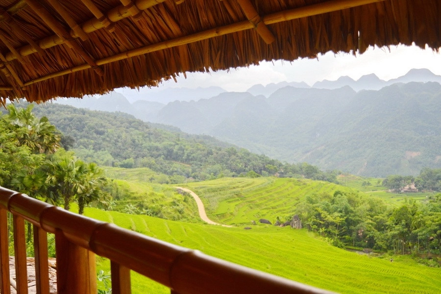 Hầu hết khu nghỉ dưỡng, homestay hay nhà của người dân nơi đây đều là nhà sàn và được xây cao trên triền núi, đồi cạnh sát bên các ruộng bậc thang nên có view gần gũi với thiên nhiên. Hầu hết khu nghỉ dưỡng, homestay hay nhà của người dân nơi đây đều là nhà sàn và được xây cao trên triền núi, đồi cạnh sát bên các ruộng bậc thang nên có view gần gũi với thiên nhiên.