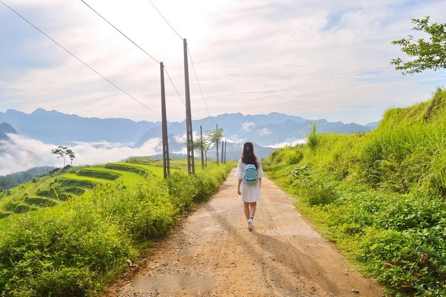 Thức dậy sớm nhẹ nhàng đi trên con đường ra đồng, đón làn mây bay ùa vào người, chạm tay vào từng cây lúa còn đọng giọt sương sớm... là những giây phút thảnh thơi hiếm có trong những ngày bình thường của bạn. Thêm một trải nghiệm tuyệt vời nữa khi bạn cảm nhận những tia nắng ấm đầu tiên chạm vào người, ngắm nhìn cuộc sống bình dị của người dân nơi đây. Thức dậy sớm nhẹ nhàng đi trên con đường ra đồng, đón làn mây bay ùa vào người, chạm tay vào từng cây lúa còn đọng giọt sương sớm... là những giây phút thảnh thơi hiếm có trong những ngày bình thường của bạn. Thêm một trải nghiệm tuyệt vời nữa khi bạn cảm nhận những tia nắng ấm đầu tiên chạm vào người, ngắm nhìn cuộc sống bình dị của người dân nơi đây.